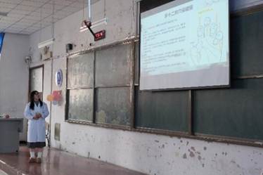 图片包含 室内, 建筑, 男人, 女人 AI 生成的内容可能不正确。 图片包含 室内, 建筑, 男人, 女人 AI 生成的内容可能不正确。