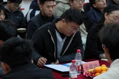 一群人坐在桌子前 AI 生成的内容可能不正确。 一群人坐在桌子前 AI 生成的内容可能不正确。