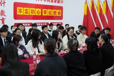 一群人正在听演讲 AI 生成的内容可能不正确。 一群人正在听演讲 AI 生成的内容可能不正确。