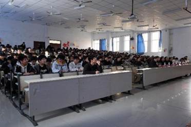 许多人在餐厅里 AI 生成的内容可能不正确。 许多人在餐厅里 AI 生成的内容可能不正确。