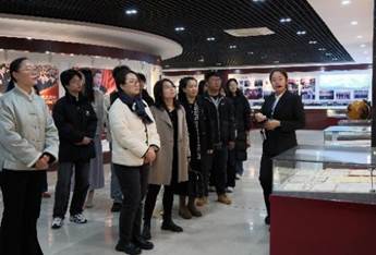 一群人站在室内合影 AI 生成的内容可能不正确。 一群人站在室内合影 AI 生成的内容可能不正确。