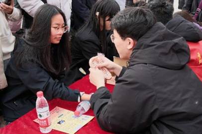 图片包含 人, 桌子, 女人, 蛋糕 AI 生成的内容可能不正确。 图片包含 人, 桌子, 女人, 蛋糕 AI 生成的内容可能不正确。