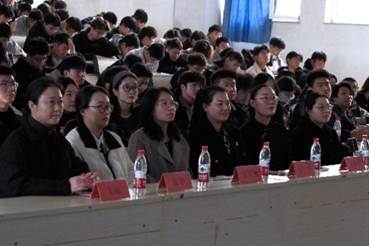 一群人在开会 AI 生成的内容可能不正确。 一群人在开会 AI 生成的内容可能不正确。