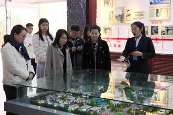 一群人站在柜台前 AI 生成的内容可能不正确。 一群人站在柜台前 AI 生成的内容可能不正确。