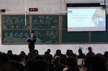 一群人在台上演讲 AI 生成的内容可能不正确。 一群人在台上演讲 AI 生成的内容可能不正确。